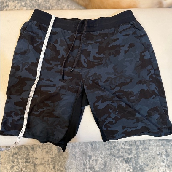 Lululemon Men’s Blue and Black Camo Shorts Size L 9in - Picture 3 of 6
